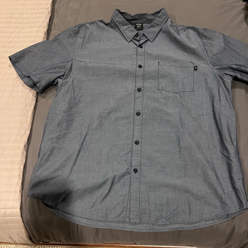 Men’s Oakley shirt